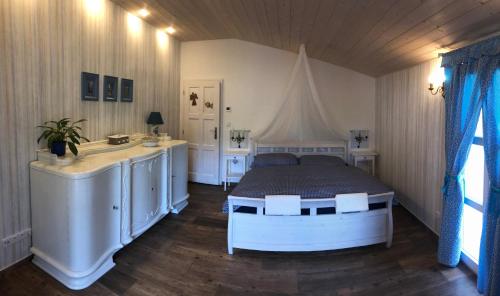下维斯特尼采普力马斯旅馆的一间卧室配有一张床、一个浴缸和一个水槽