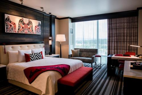 马里斯维尔Tulalip Resort Casino的酒店客房配有一张床、一张桌子和一把椅子。