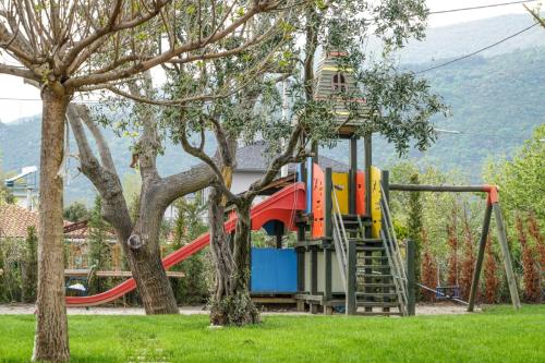 埃尔代克阿洛里亚花园酒店的公园里一个带滑梯的游乐场