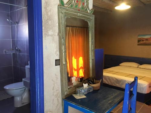 梅尔祖卡桑切斯优瑟夫酒店的一间带镜子、一张床和一个水槽的卧室