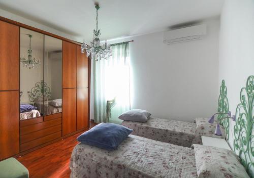 的里雅斯特Le Palme Trieste的一间卧室配有两张床和镜子