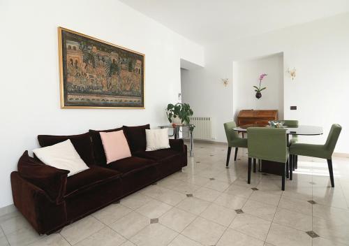 的里雅斯特Le Palme Trieste的客厅配有棕色沙发和桌子