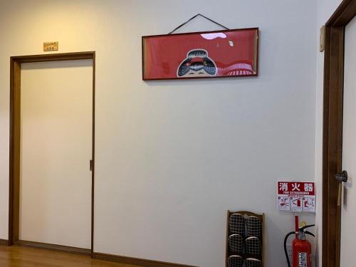 泉佐野KIX House 和楽二号館的墙上挂着一幅汽车照片的门