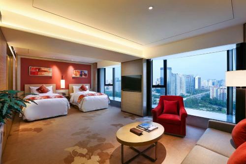 北京北京维景国际大酒店的酒店客房设有两张床和大窗户。