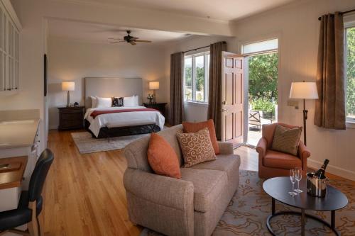 圣海伦娜Wine Country Inn Napa Valley的客厅配有床和沙发