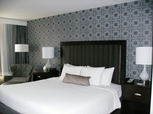 布拉德福德布拉德福德贝斯特韦斯特优质酒店的卧室配有一张白色大床和一把椅子