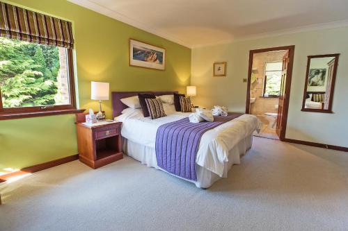 因纳利森格利德科诺威旅馆的一间卧室设有一张大床和一个窗户。