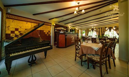德瓦Villa Etiquette的用餐室配有钢琴和桌椅