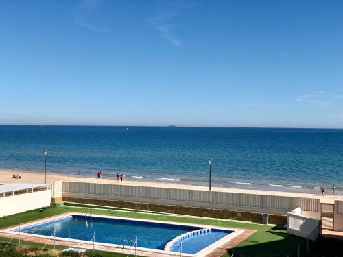 苏埃卡Pool and Beach View House的海滩和海洋旁的游泳池