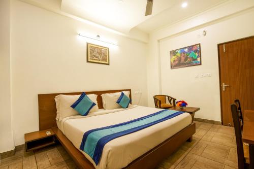勒克瑙Elite Suites MINT Gomti Nagar的一间卧室,卧室内配有一张大床