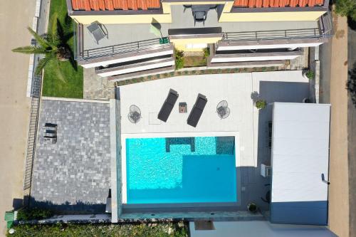 佩特坎内Luxury Villa Nada with Pool的大楼旁游泳池的顶部景色