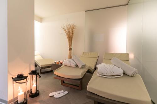 莱德罗Da Elda Natural Retreat的客房设有两张床、一张桌子和蜡烛