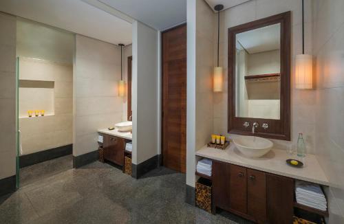 马斯喀特马斯喀特Chedi度假酒店的一间带水槽和镜子的浴室