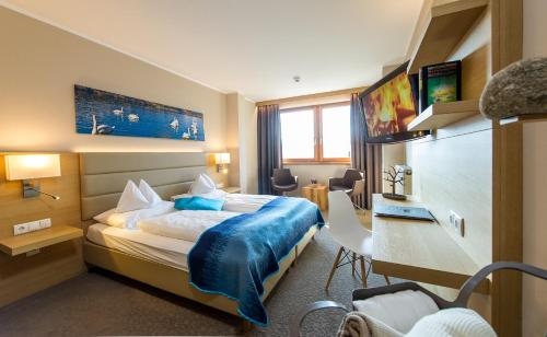 塞博登莫泽霍夫酒店的配有一张床和一张书桌的酒店客房