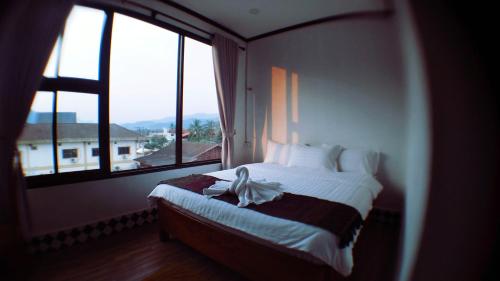 万荣SD View Hotel的一间卧室设有一张大床和大窗户