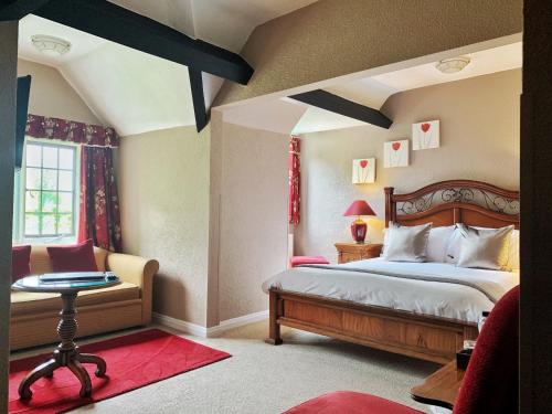 戈斯兰玛丽安斯波特酒店的卧室配有床、椅子和窗户。