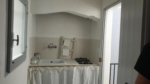 马蒂诺La casa dei Bombi Nettare (casa da 2)的白色的浴室设有水槽和窗户。
