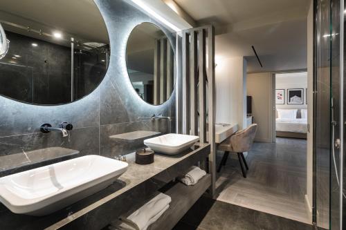 雅典Oniro City的一间带水槽和镜子的浴室