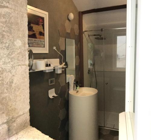 锡拉库扎卡西纳特伦托度假屋的一间带水槽和淋浴的浴室