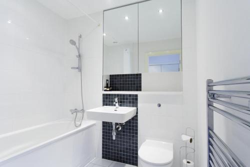 赫默尔亨普斯特德Abodebed KD Tower的白色的浴室设有水槽和卫生间。