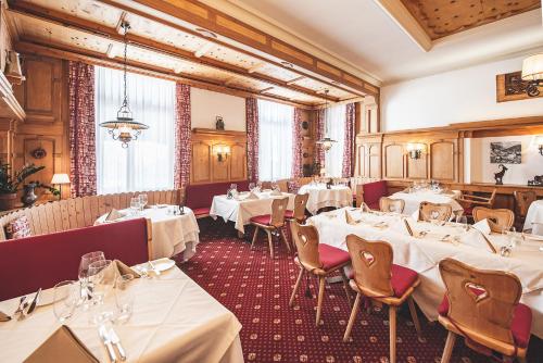 锡尔斯玛丽亚雪绒花瑞士品质酒店的一间设有白色桌椅的用餐室