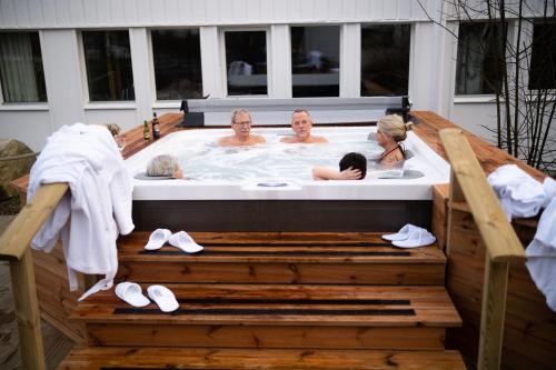 龙讷比龙讷比布伦酒店的一群人在甲板上的热水浴缸中