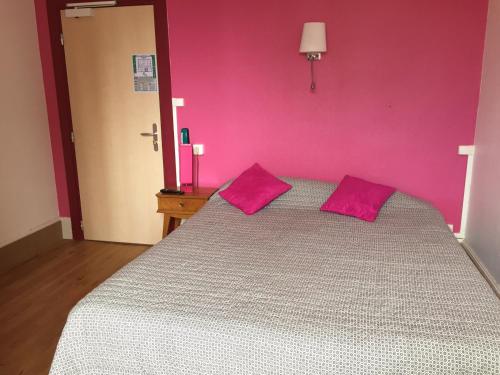 RullyLe Vendangerot的粉红色的卧室配有带2个粉红色枕头的床