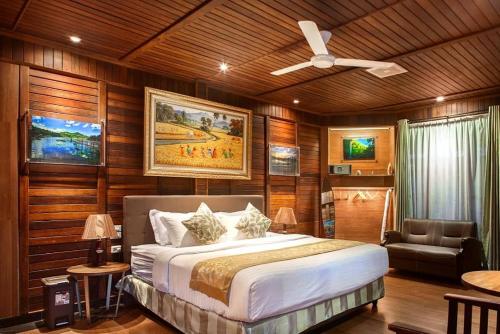 Tomohon高地自然之旅度假酒店 的一间卧室配有一张床和吊扇