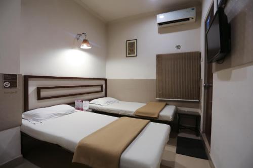 Smyle Inn - Best Value Hotel near New Delhi Station客房内的一张或多张床位