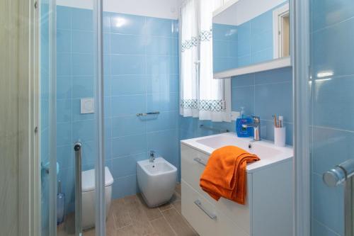 罗索利纳马雷Villa Sofia的蓝色的浴室设有水槽和淋浴
