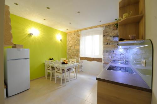 斯普利特德斯德拉塔一室公寓的厨房配有白色冰箱和桌子