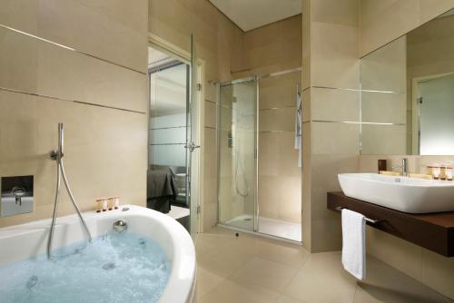 曼托瓦Hotel La Favorita的带浴缸、水槽和淋浴的浴室