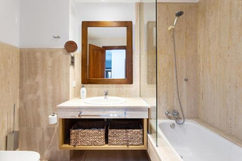 阿雷西费Rooms & Suites Balcony 3C的浴室配有盥洗盆、镜子和浴缸