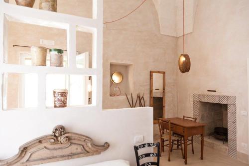 托里德欧索Borgo Sentinella的客厅配有桌子和壁炉