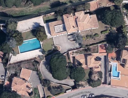 桑特费柳德吉克索尔斯Villa Maricel的享有带游泳池的房屋的空中景致