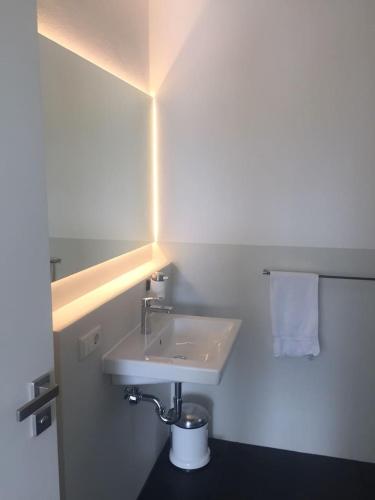KleinweilStudio mit Alpenblick的浴室配有白色水槽和灯