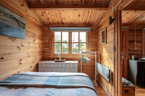 The Cabin客房内的一张或多张床位
