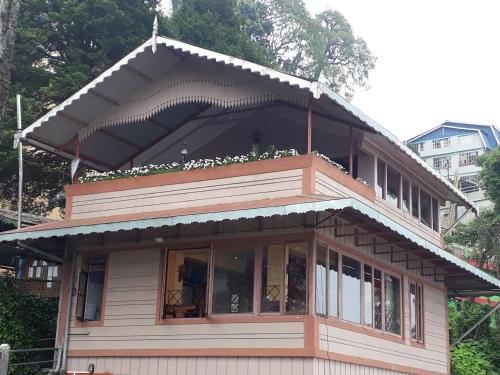 大吉岭Little Singamari Home Stay的房屋的顶部设有阳台