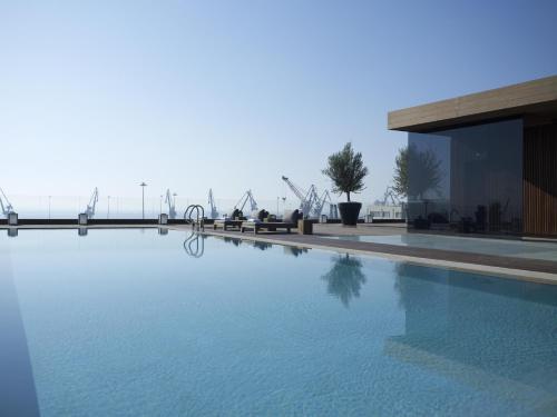 The Met Hotel Thessaloniki, a Member of Design Hotels内部或周边的泳池