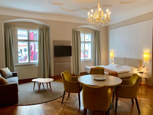 梅尔克拉特斯凯乐梅尔克公寓的酒店客房带一张床、一张桌子和椅子