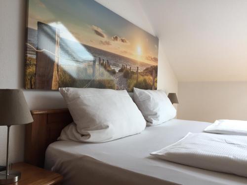 鲁斯特Gästehaus am Wasserpark的一间卧室配有一张壁画床