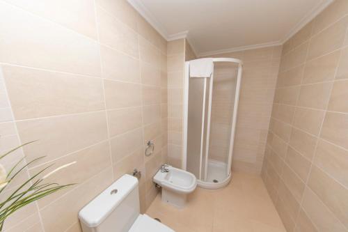 埃斯帕桑特港Apartagal-Apartamentos Espasante的一间带卫生间和淋浴的浴室。