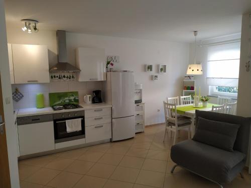 奇茲希Apartment - Ivo的厨房配有白色家电和桌椅