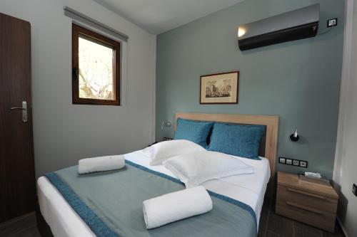 米斯特拉斯Castle View Bungalows的一间卧室配有一张带蓝白色枕头的大床