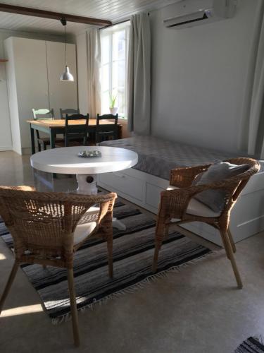 图什比Torpgården的客厅配有床和桌椅