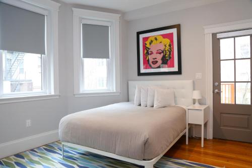 布鲁克林A Stylish Stay w/ a Queen Bed, Heated Floors.. #23的白色卧室设有床、桌子和窗户