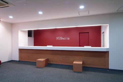 函馆弘扬函馆酒店的一个空的等候室,有红色的墙壁和柜台
