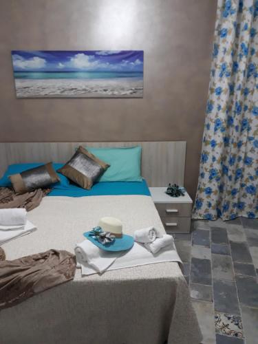 夏卡la Villetta的一间卧室配有带毛巾的床
