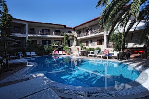 阿菲托斯斯塔莫斯酒店的酒店前的游泳池