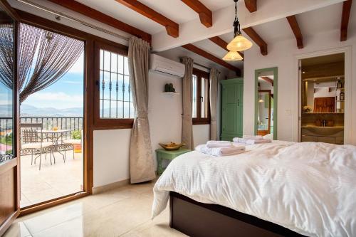 IznateCasa las Torres B&B的一间带大床的卧室和一个阳台